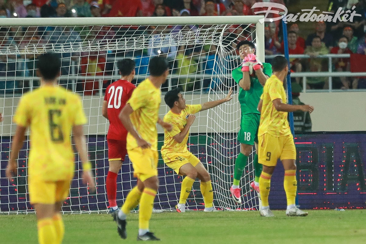Thế nhưng U23 Việt Nam vẫn cần những pha bóng dứt khoát đúng, kết thúc hiệp 1, hai đội tạm rời sân với tỷ số 0- 0.