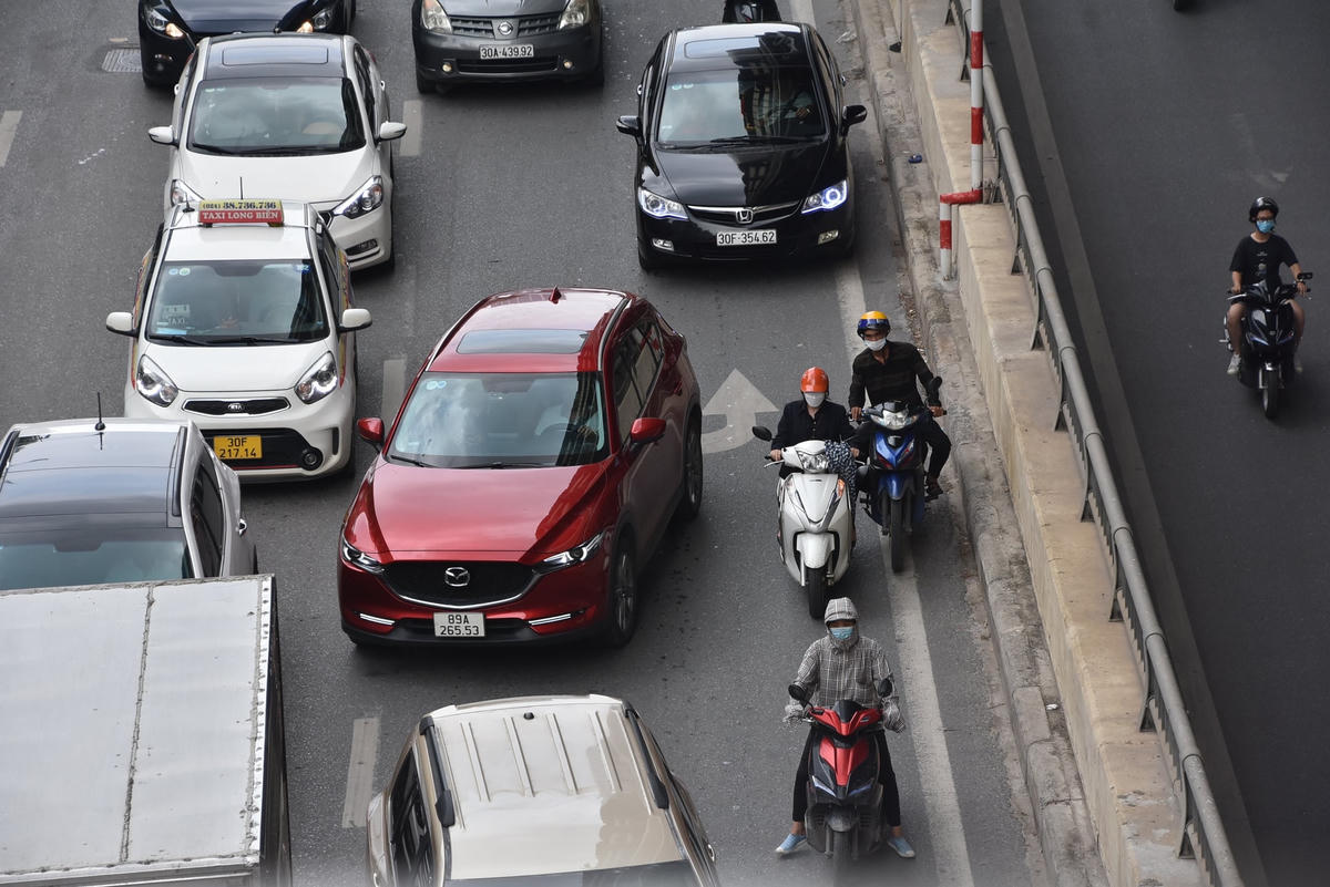 Hàng loạt xe máy lấn lướt trên làn đường dành cho ô tô. 
