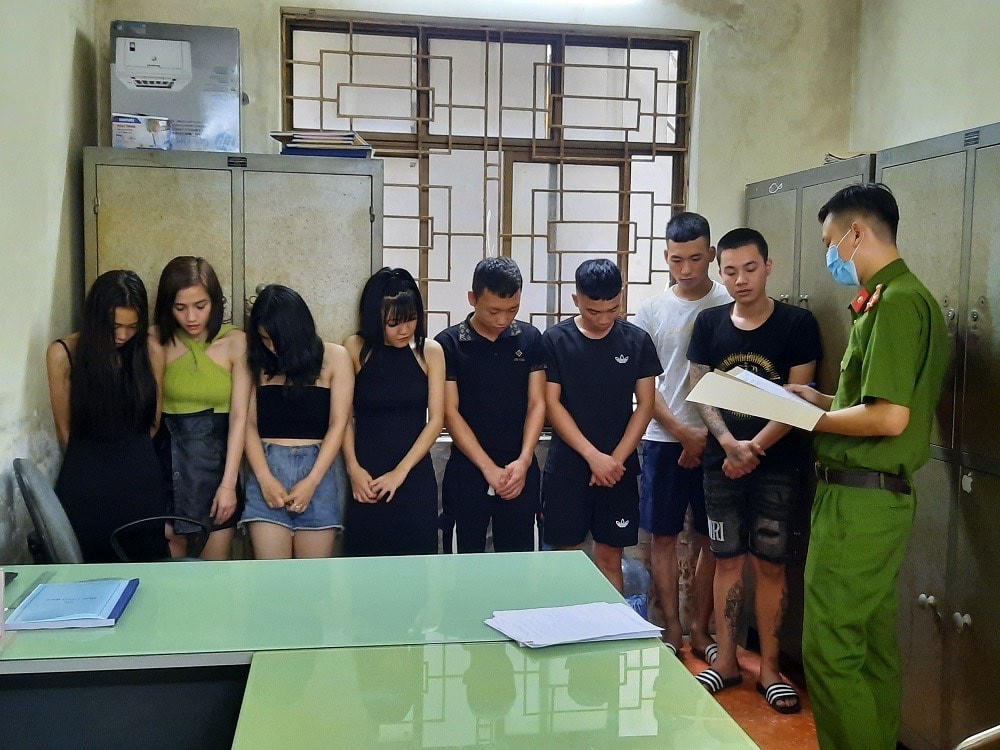 Các đối tượng liên quan tại cơ quan Công an huyện Tứ Kỳ.