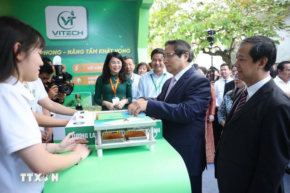 Thủ tướng Phạm Minh Chính tham quan sản phẩm khởi nghiệp của học sinh, sinh viên. (Ảnh: Dương Giang/TTXVN)