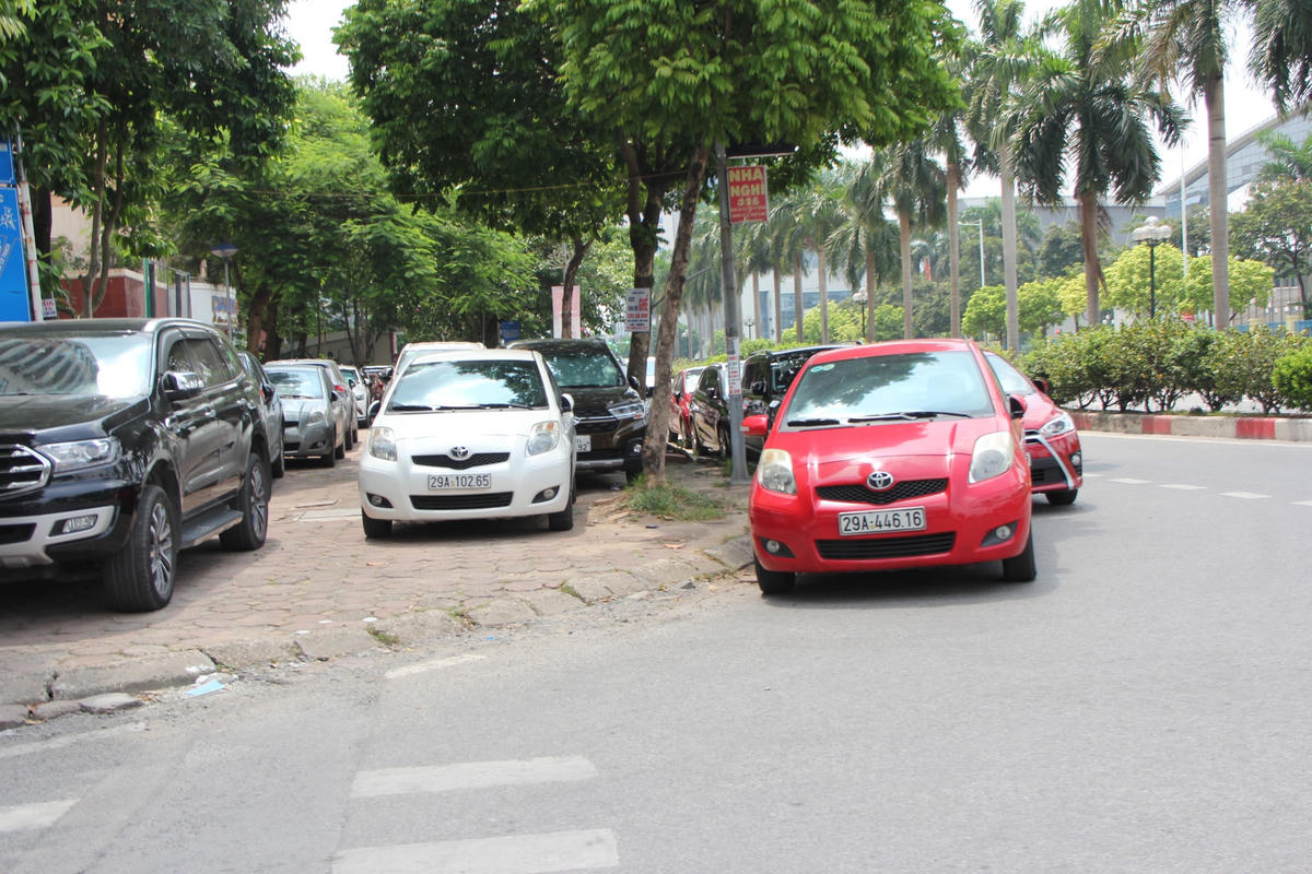 Quận Nam Từ Liêm: Bất chấp biển cấm, xe ô tô vẫn đỗ dưới lòng đường, vỉa hè