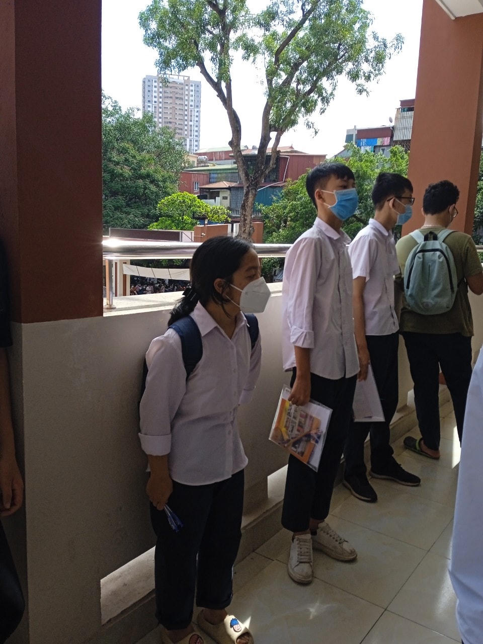 Thí sinh đeo khẩu trang trong suốt thời gian ở điểm thi...