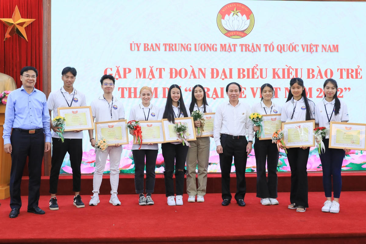 Phó Chủ tịch - Tổng Thư ký Lê Tiến Châu trao Bằng khen cho các học sinh, sinh viên có thành tích xuất sắc.