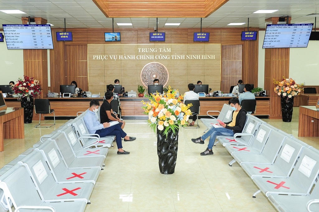 Dù mới đi vào hoạt động hơn 1 năm nhưng Trung tâm hành chính công tỉnh Ninh Bình đã góp phần rút ngắn thời gian hoàn thiện giấy tờ, hồ sơ cho nhân dân.