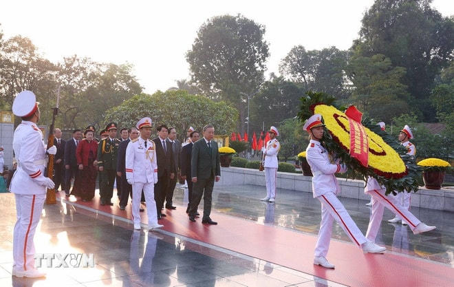 Đoàn đại biểu các đồng chí lãnh đạo, nguyên lãnh đạo Đảng, Nhà nước tới đặt vòng hoa, dâng hương tưởng niệm các Anh hùng liệt sỹ. (Ảnh: Văn Điệp/TTXVN) ttxvn-2012-lanh-dao-dang-vieng-liet-sy-1.jpg