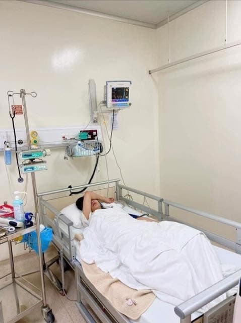 Hình ảnh Mai Phương Thúy nhập viện, cấp cứu trong đêm lan truyền trên mạng xã hội. 
