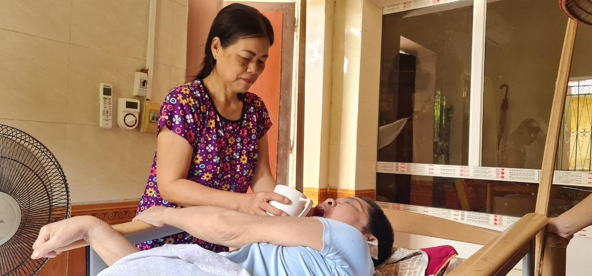 Bà Nguyễn Thị Hồng luôn cận kề, chăm sóc cho chồng - thương binh Triệu Ngọc Thanh.