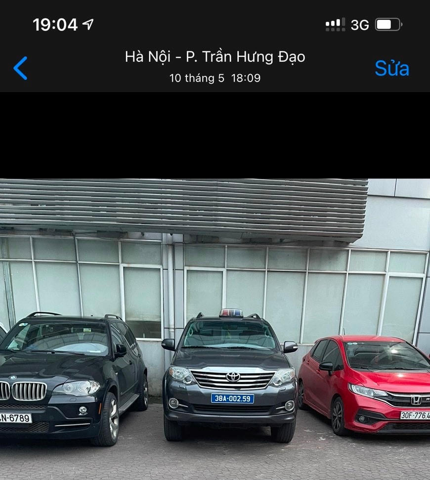 Hình ảnh ghi lại xe gắn biển xanh của BQL Khu kinh tế Hà Tĩnh đỗ ở gara khách sạn Công Đoàn ở Hà Nội.