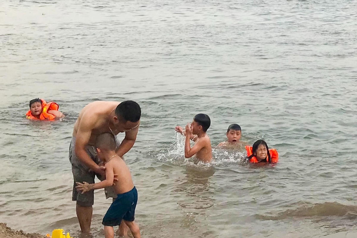 Gần khu vực này có nhiều bể bơi, nhưng lại không được người dân tin tưởng chọn lựa. Rất nhiều vụ tai nạn đuối nước xảy ra vào mỗi năm và cao điểm nhất là dịp hè. Nhưng với tâm lý “chắc nó chừa mình ra”, một khoảng sông Hồng bỗng chốc trở thành “bể bơi” bất đắc dĩ.