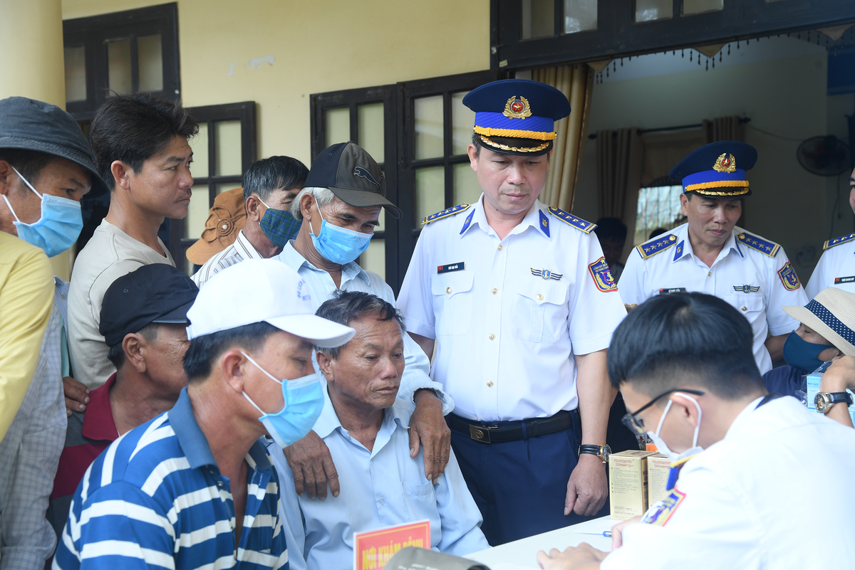 BTL Vùng CSB 2 khám bệnh, phát thuốc cho ngư dân TP Hội An.