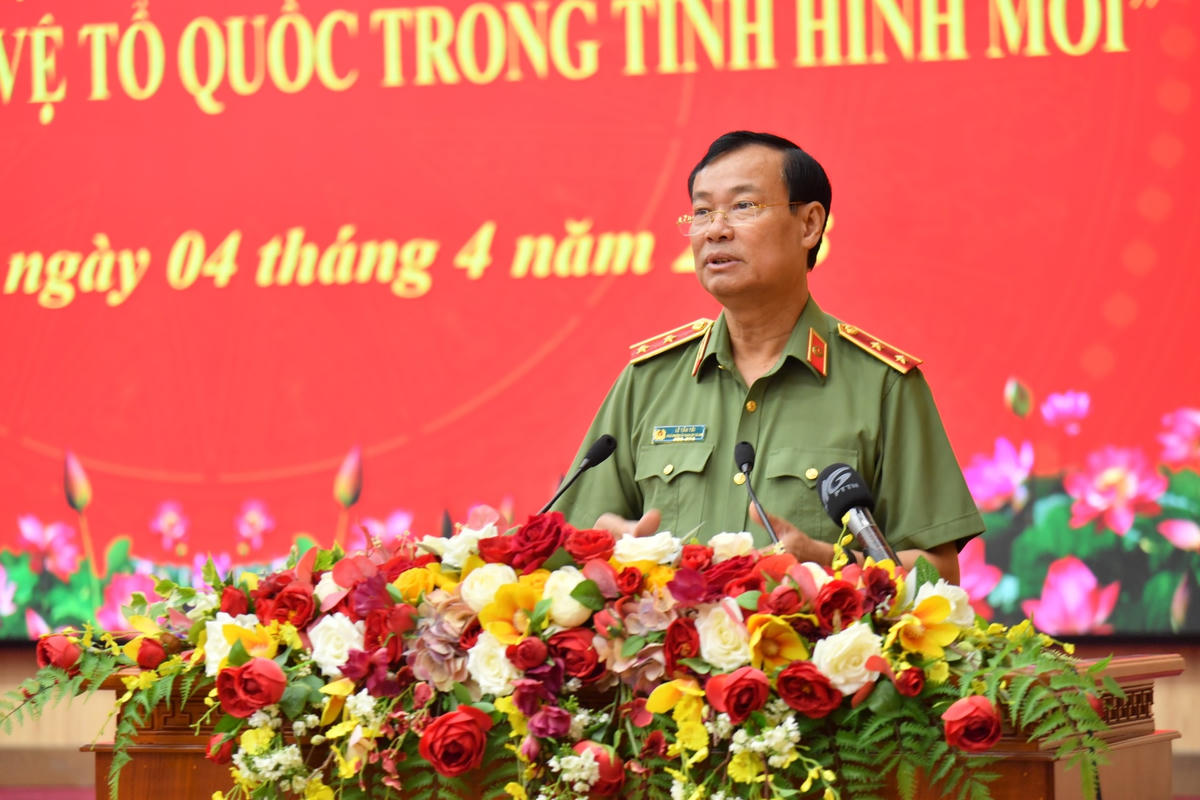 Chủ nhiệm Ủy ban Quốc phòng và An ninh của Quốc hội Trung tướng Lê Tấn Tới phát biểu tại hội nghị.