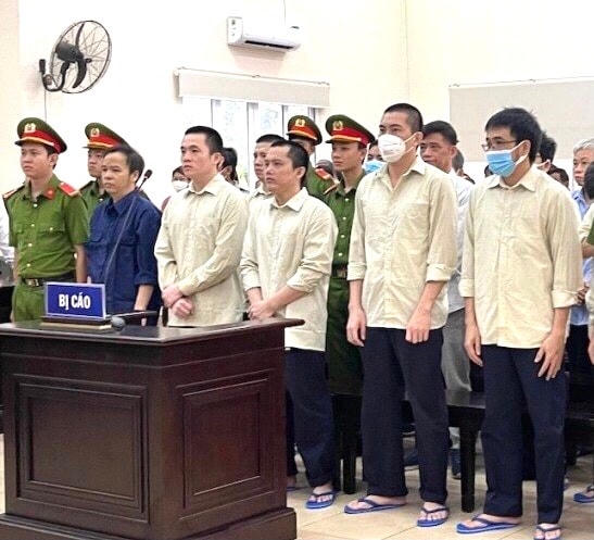 Các bị cáo lắng nghe toà tuyên án.