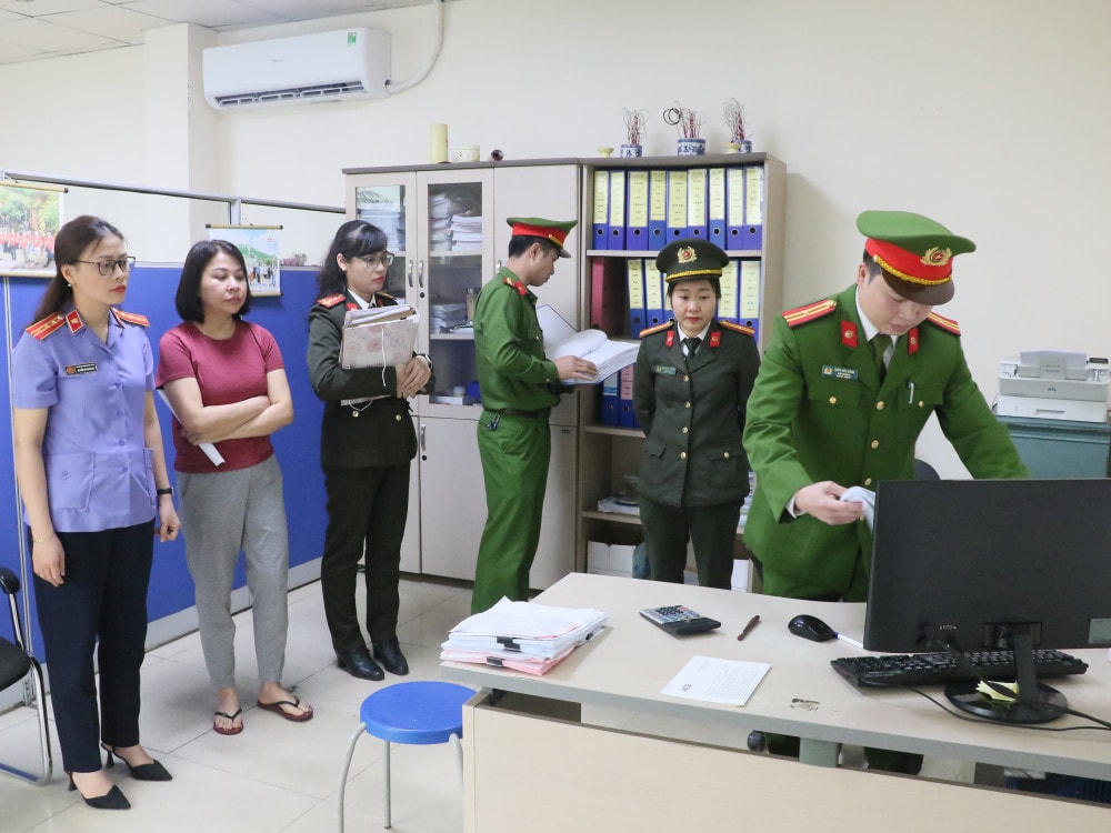 Cơ quan CSĐT khám xét nơi làm việc của các bị can.
