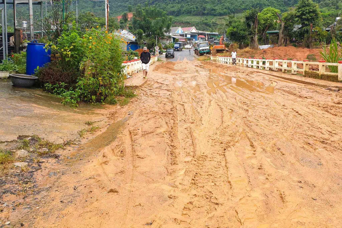 Quốc lộ 55 nối Lâm Đồng và Bình Thuận đất sạt lở, lầy lội, gây ách tắc giao thông.
