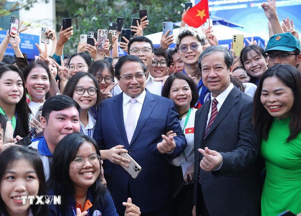 Thủ tướng Phạm Minh Chính với học sinh, sinh viên tham dự Ngày hội Khởi nghiệp quốc gia của học sinh, sinh viên lần thứ 7. (Ảnh: Dương Giang/TTXVN)