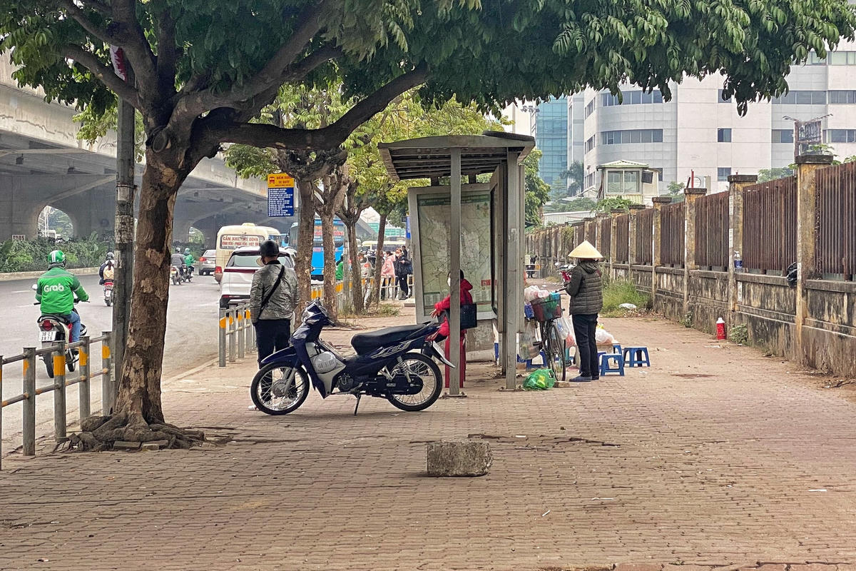  Các quán xá đua nhau mọc lên bày bán nước, xe ôm 'chiếm đóng' nhà chờ hay biến điểm dừng thành nơi trông giữ xe khiến hành khách chờ xe không còn chỗ buộc phải đứng xuống lòng đường.