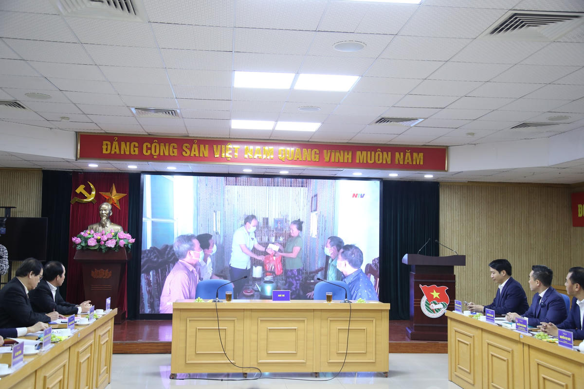 Các đại biểu xem phóng sự báo cáo tổng kết hoạt động cụm thi đua năm 2022.