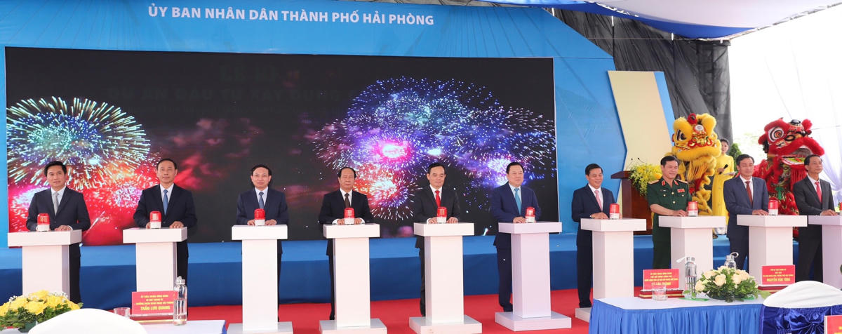 Các đại biểu bấm nút khởi công dự án cầu Bến Rừng bắc qua sông Đá Bạch, nối huyện Thủy Nguyên của TP Hải Phòng với thị xã Quảng Yên của tỉnh Quảng Ninh.