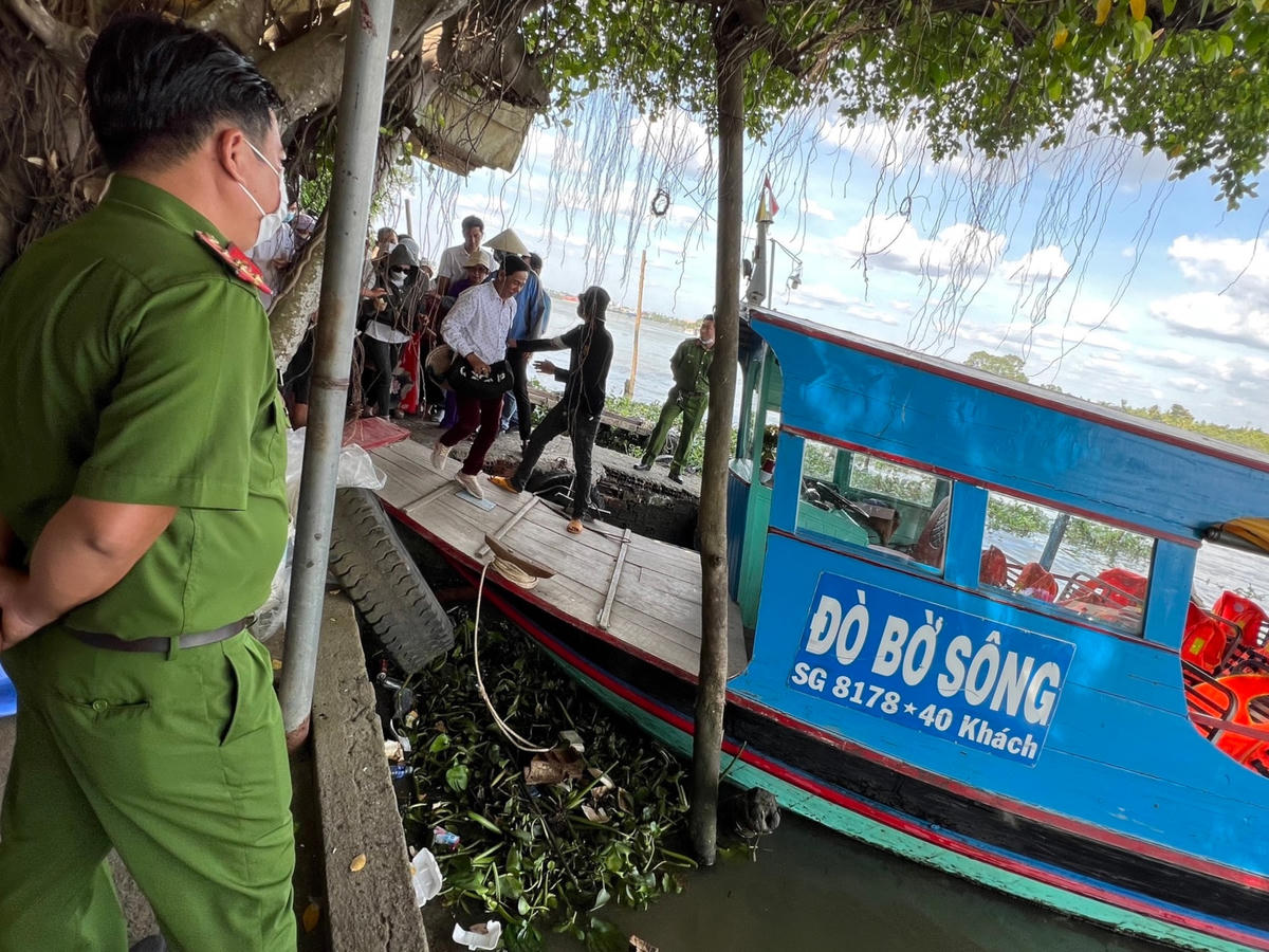 Cũng trong đợt này, Công an phường Long Bình, TP Thủ Đức kiểm tra an toàn bến khách ngang sông Phước Bình Mỹ và cho các chủ phương tiện ký cam kết ATGT. (ảnh: Thanh Bình).