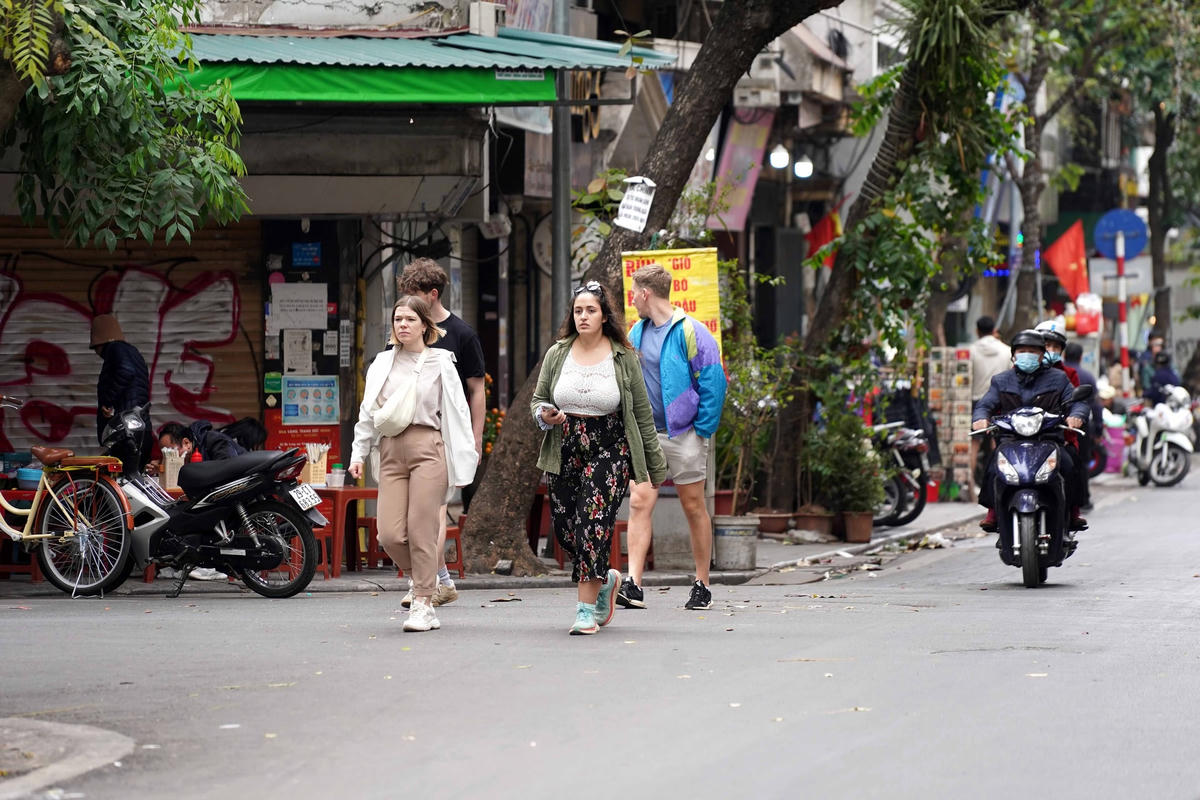 Khách quốc tế đến Hà Nội. Ảnh: Quang Vinh.