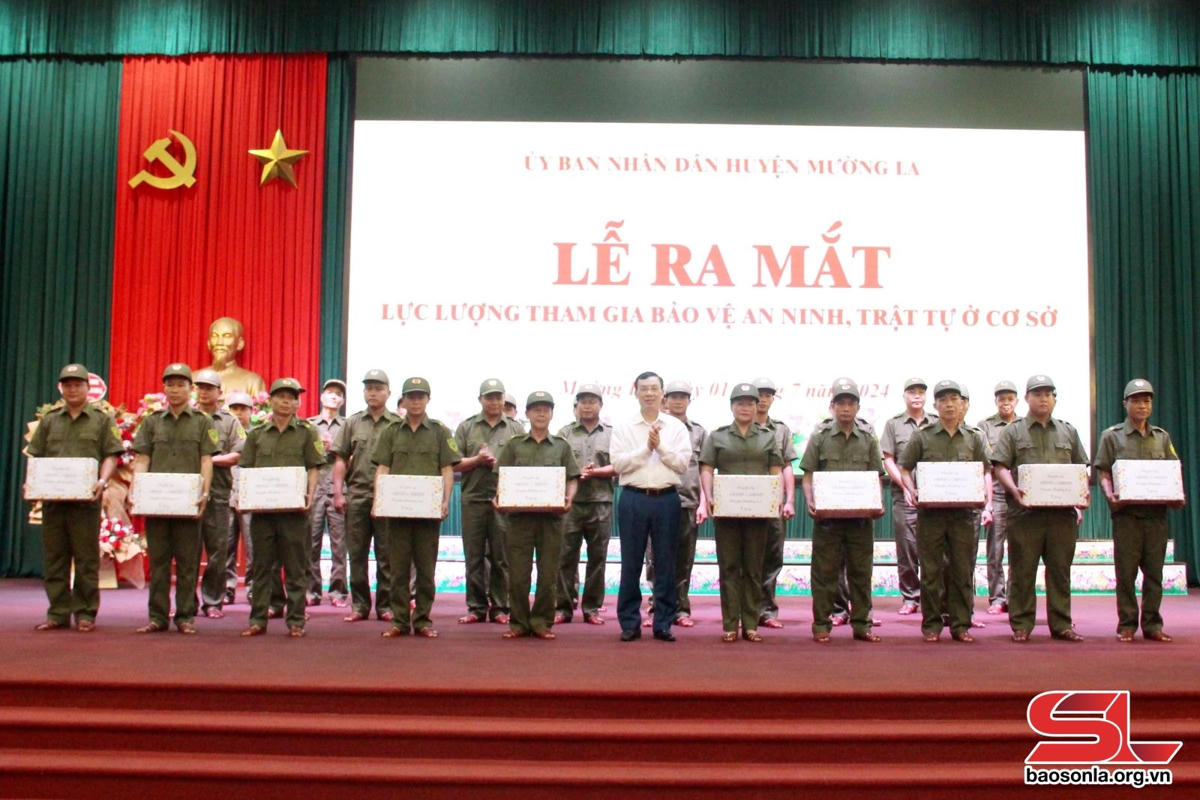 Đồng chí Lê Hồng Long tặng quà cho tặng quà cho đại diện các tổ bảo vệ ANTT.