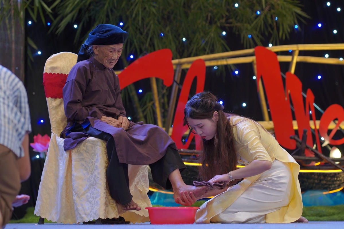 Đại diện thế hệ trẻ rửa chân cho Mẹ Việt Nam Anh hùng trong buổi lễ rửa chân cho cha mẹ.