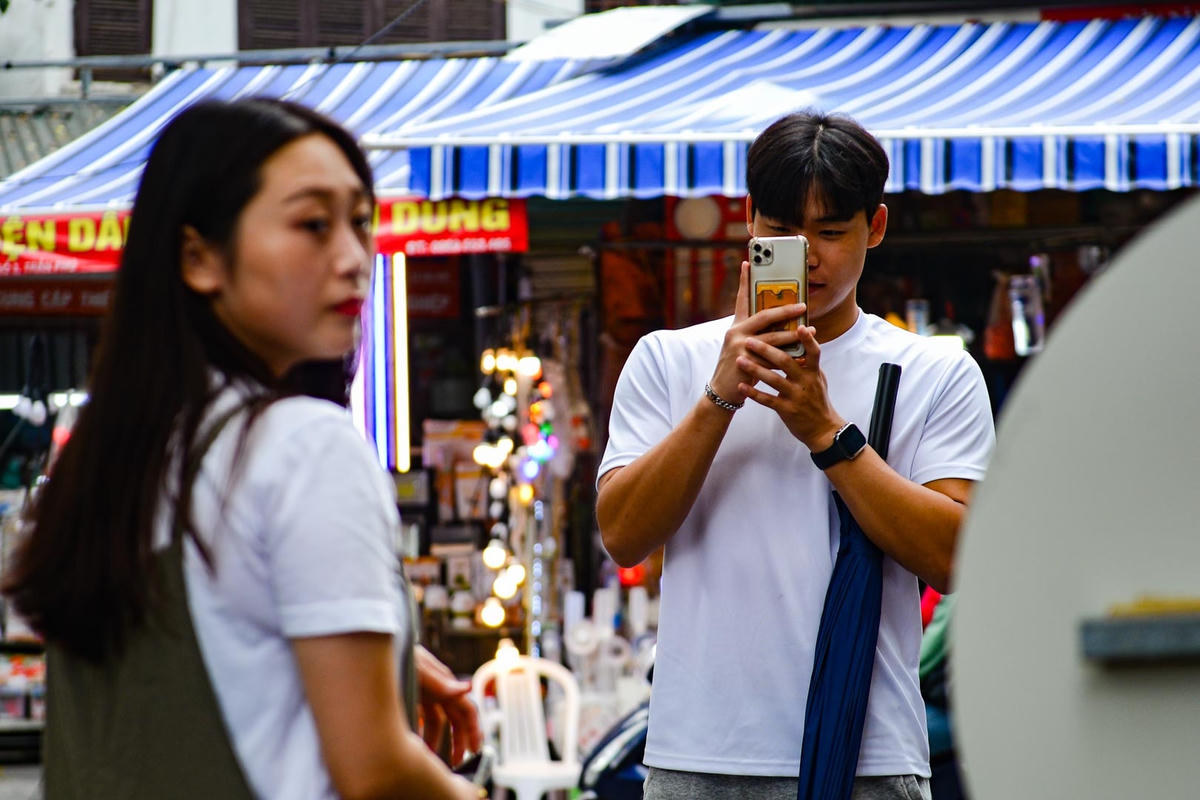 Hà Nội: Phát tờ rơi tuyên truyền trên phố đường tàu Phùng Hưng
