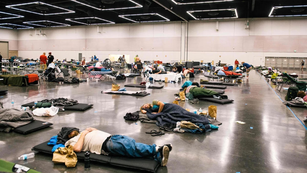 Mọi người nghỉ ngơi tại trạm làm mát của Trung tâm Hội nghị Oregon ở Oregon, Portland (Mỹ), năm 2021.