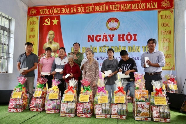 Trung tướng Lê Tấn Tới, Ủy viên Trung ương Đảng, Ủy viên Ban Thường vụ Quốc hội, Chủ nhiệm Ủy ban Quốc phòng và An ninh, trao quà cho một số người dân tại thôn Của Tùng.