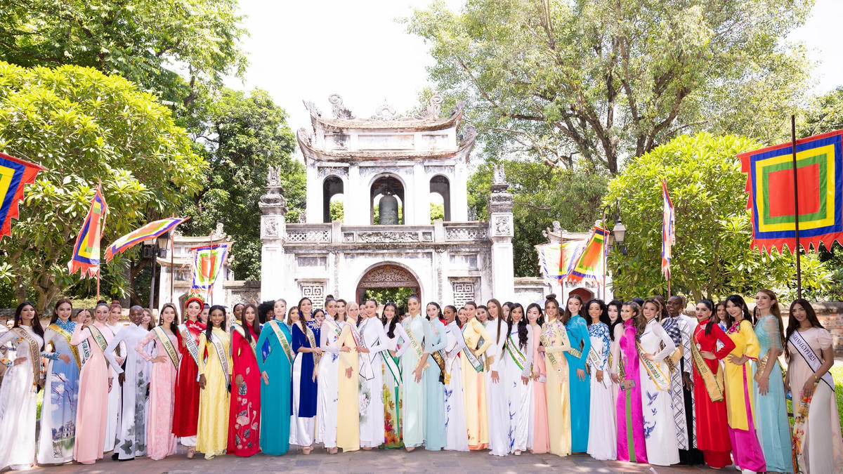 Cùng ngày, các người đẹp di chuyển đến Văn miếu Quốc Tử Giám - quần thể di tích đa dạng, phong phú, nằm ở phía Nam kinh thành Thăng Long. Đến đây ngoài việc khám phá kiến trúc cổ độc đáo, những câu chuyện lịch sử và văn hoá gắn liền, các thí sinh cũng bày tỏ lòng thành kính, cầu may.