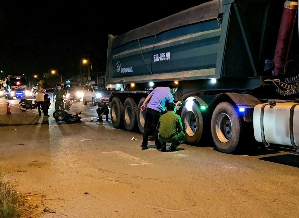 Lực lượng chức năng khám nghiệm hiện trường - Ảnh: CA
