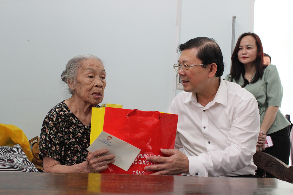 Phó Chủ tịch Nguyễn Hữu Dũng viếng anh hùng liệt sĩ, thăm gia đình có công tại Quảng Trị