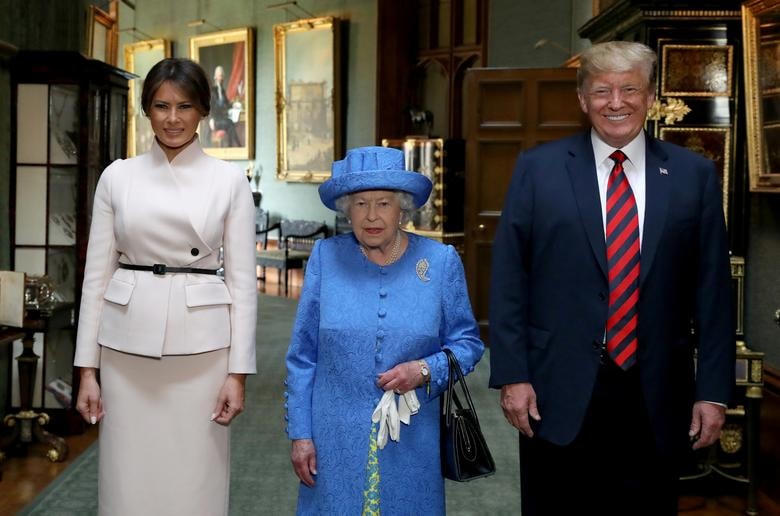 Nữ hoàng Elizabeth chụp ảnh cùng Tổng thống Donald Trump và Đệ nhất Phu nhân Melania trong Hành lang lớn của lâu đài Windsor, trong chuyến thăm ngày 13/7/2018.