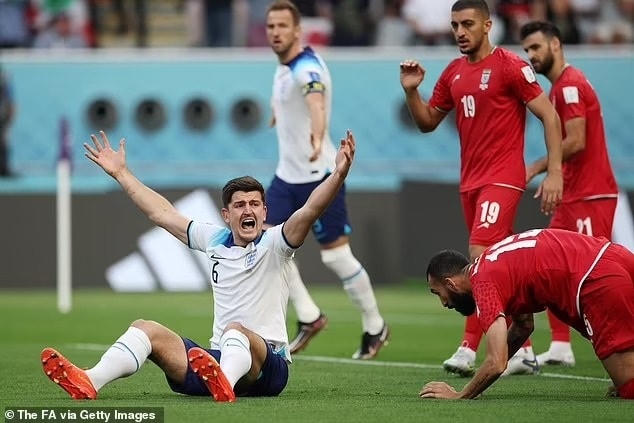Harry Maguire phản ứng sau tình huống bị kéo ngã nhưng trọng tài từ chối yêu cầu phạt đền của trung vệ tuyển Anh (Ảnh: Getty).
