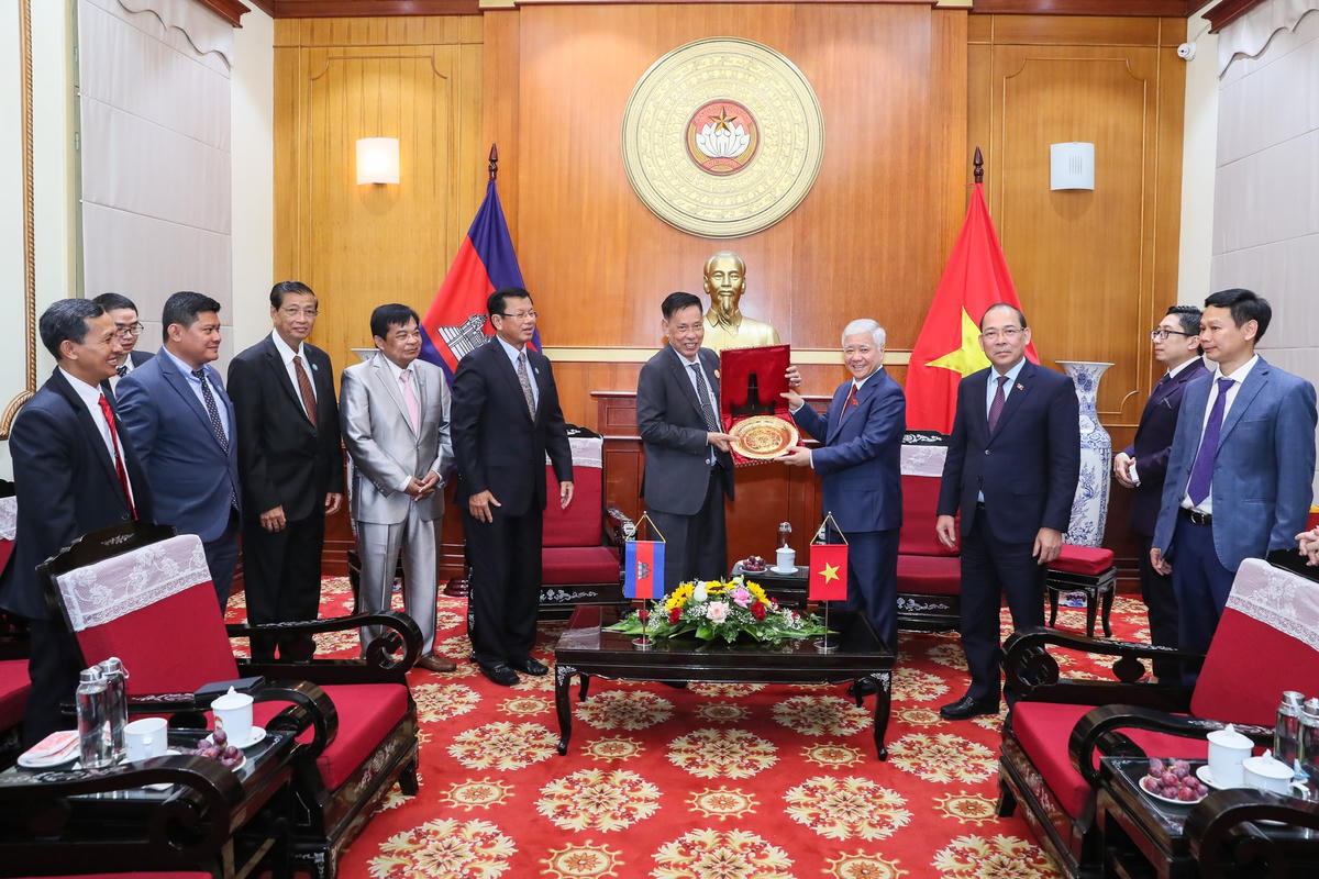 Ông Nhem Valy, Phó Chủ tịch Thường trực kiêm Tổng Thư ký Hội đồng Quốc gia Mặt trận Đoàn kết Phát triển Tổ quốc Campuchia tặng quà lưu niệm cho UBTƯ MTTQ Việt Nam. Ảnh: Quang Vinh.