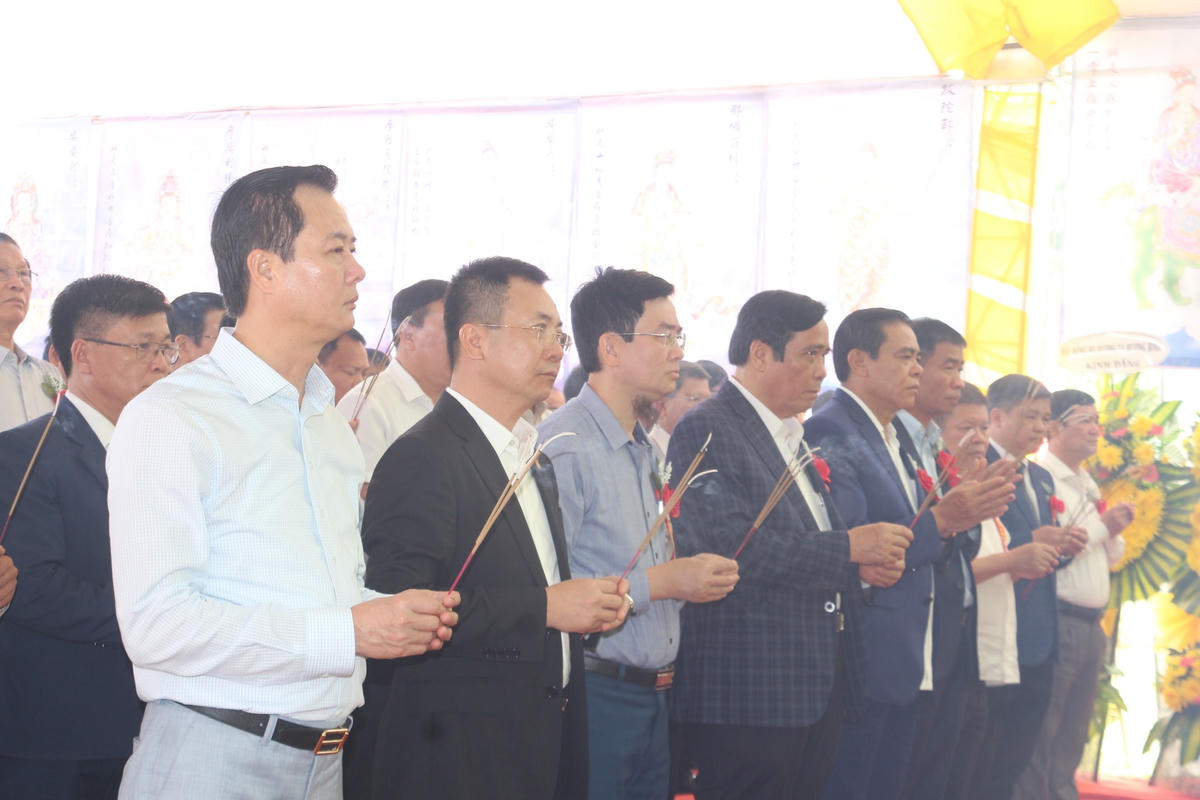 Đại biểu dâng hương cầu "quốc thái dân an".