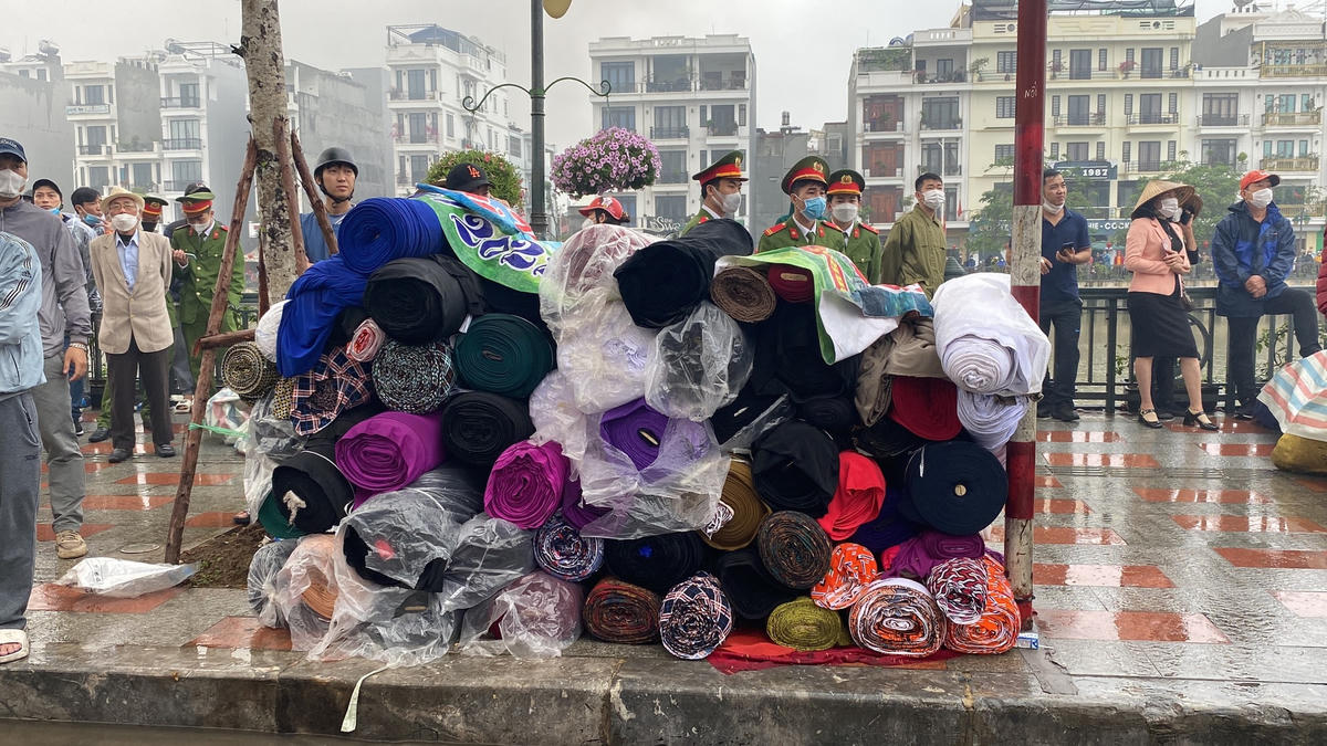 Nhiều hàng hóa được kịp thời đưa ra khỏi đám cháy.