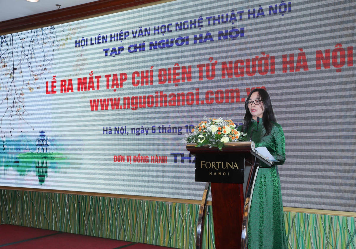 Nhà báo Vương Minh Huệ, Tổng biên tập Tạp chí Người Hà Nội phát biểu tại buổi lễ.(ảnh: Thành Tùng).