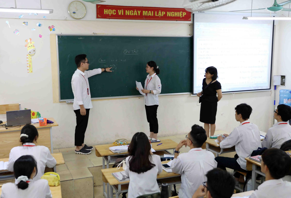 Một tiết học của cô và trò lớp 12 tại Hà Nội.