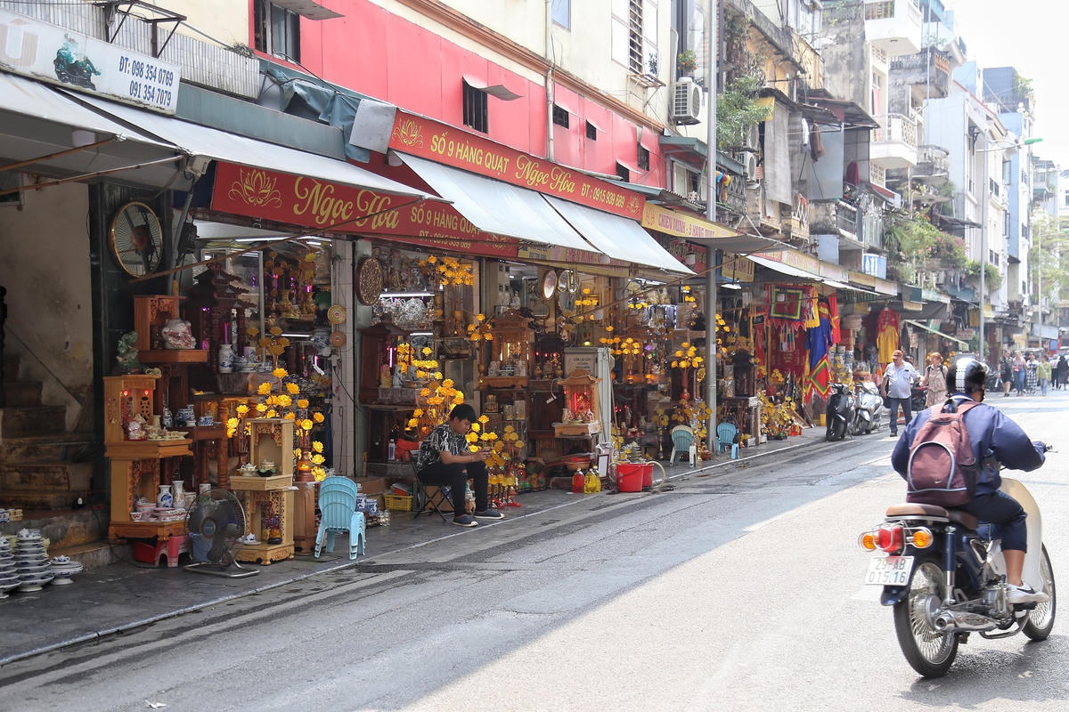Tại tuyến phố Hàng Quạt, các hộ kinh doanh đồ thờ cúng bày bán hàng chiếm hết vỉa hè.