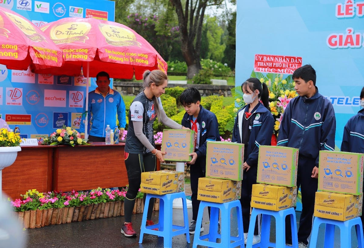 Đại diện Tân Hiệp Phát gửi trao các phần quà cho trẻ em có hoàn cảnh khó khăn tại các điểm đến.