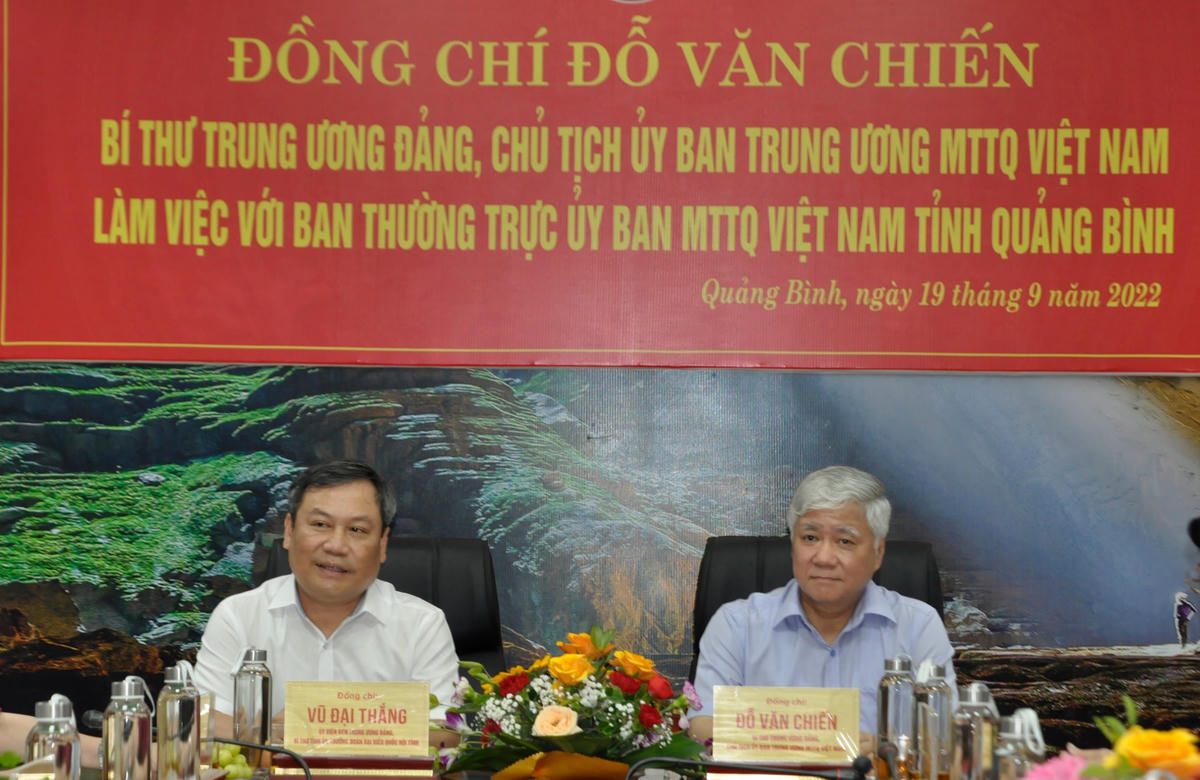 Chủ tịch UBTƯ MTTQ Việt Nam Đỗ Văn Chiến và Bí thư Tỉnh uỷ Quảng Bình Vũ Đại Thắng chủ trì buổi làm việc.