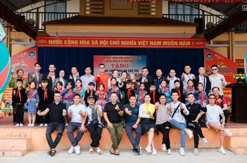 Vợ chồng ca sĩ Tuấn Hưng cùng những người bạn quyên góp 300 triệu đồng xây mới khu nhà ăn phục vụ học sinh nghèo tại Trường tiểu học số 2, xã Sán Chải, huyện Si Ma Cai, Lào Cai  