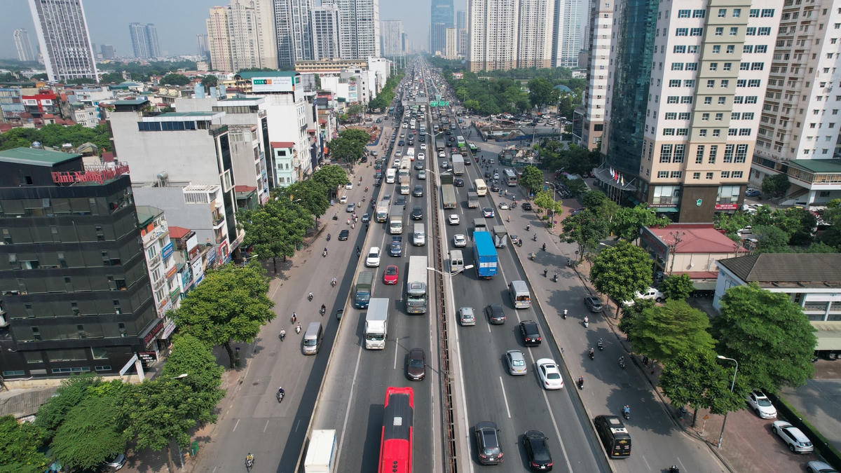 Hình ảnh hàng dài ô tô ngang nhiên đi vào làn dừng khẩn cấp trên tuyến đường Vành đai 3 trên cao.