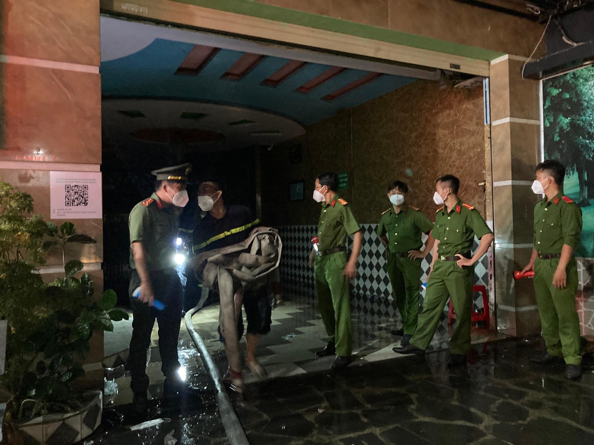 Lực lượng chức năng làm công tác bảo vệ hiện trường sau khi đám cháy được khống chế. 