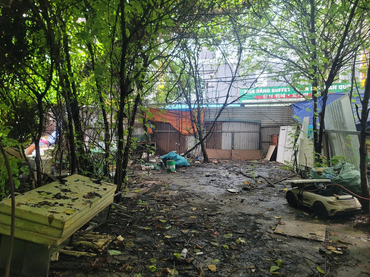 Sau khi quây tôn bên ngoài, chủ đầu tư không thực hiện triển khai xây dựng, đến nay, ô đất dự án vẫn là bãi đất trống, nhếch nhác,...
