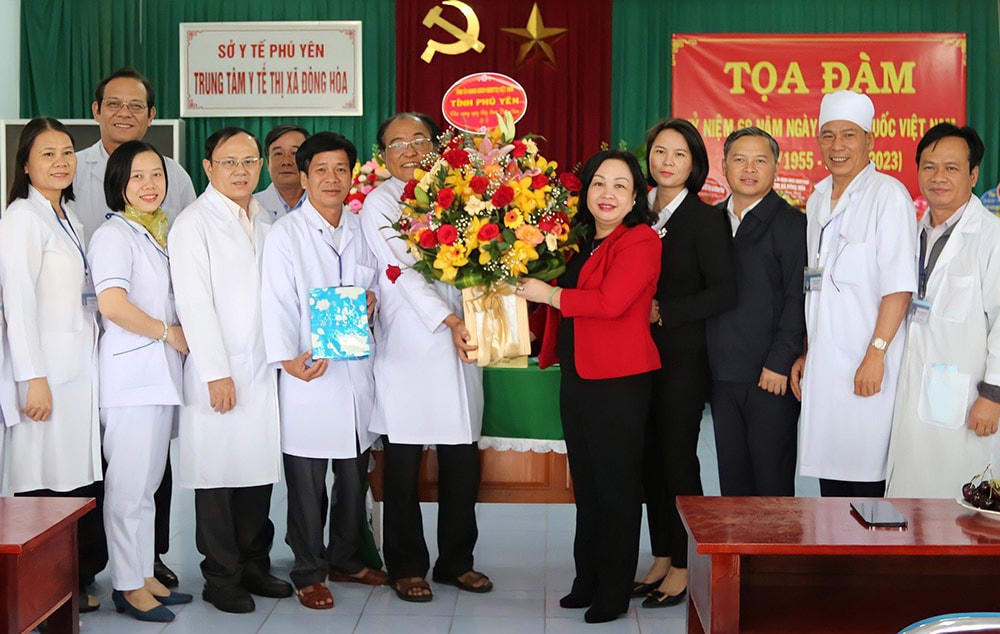 Bà Cao Thị Hòa An, Phó Bí thư thường trực Tỉnh ủy, Chủ tịch HĐND tỉnh Phú Yên, tặng hoa, chúc mừng cán bộ, y bác sĩ Trung tâm Y tế TX Đông Hòa.