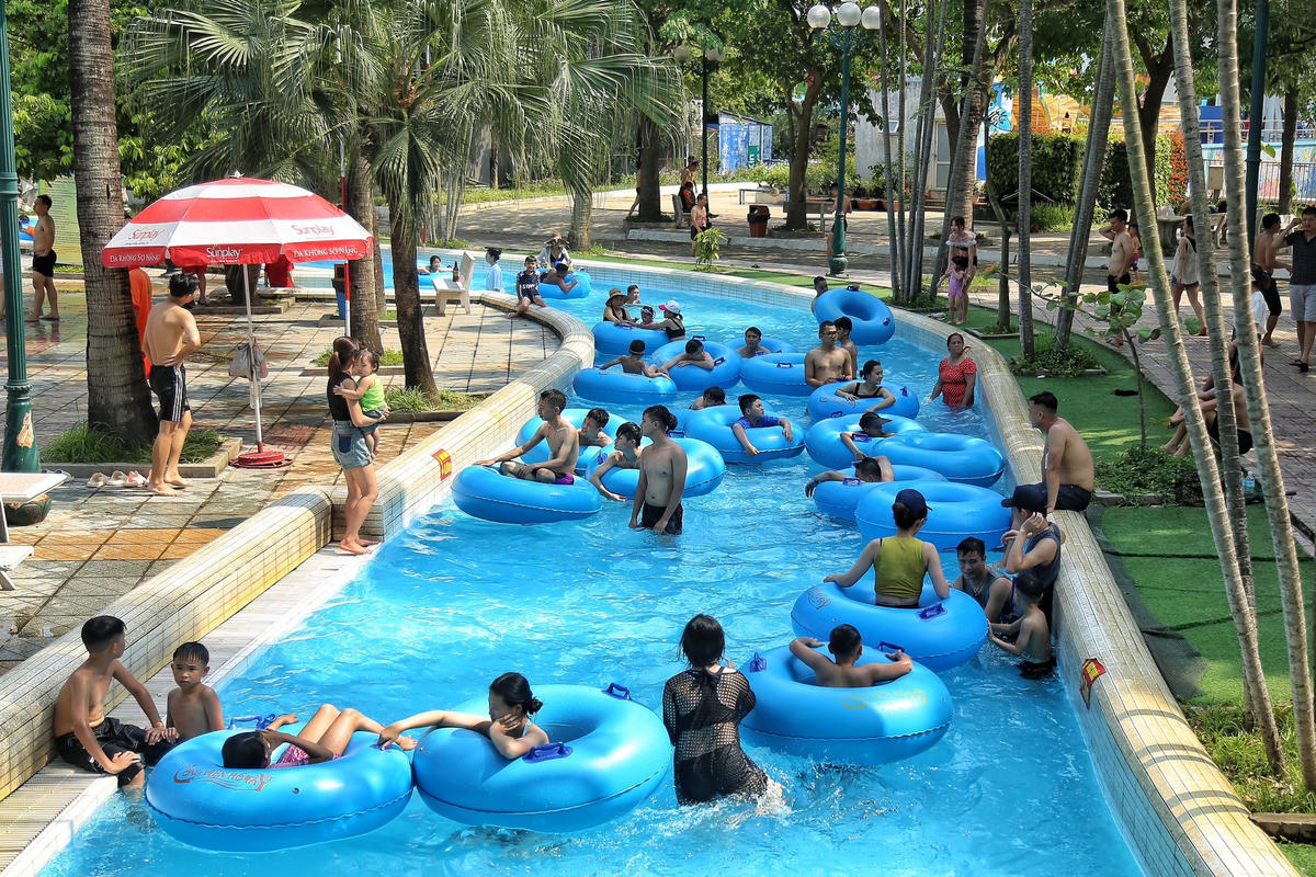 Người dân thả mình dưới dòng nước mát.