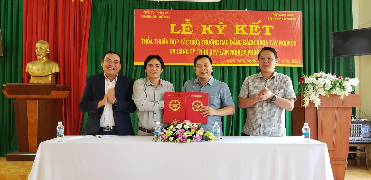 Lễ ký kết thỏa thuận hợp tác giữa Nhà trường và Doanh nghiệp sử dụng lao động.