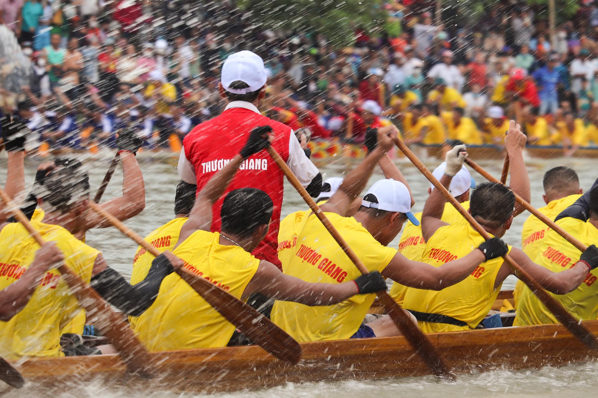Trai bơi, gái đua là những thanh niên dạn dày sông nước. Họ chỉ được ăn cơm rang giòn trước khi xuống thuyền để đủ dẻo dai đưa thuyền về đích. Mỗi cuộc đua bơi thường có 14-16 cặp. Trai bơi dùng mái chầm, nữ đua dùng mái chèo, đoạn đường bơi dài từ 18 - 24km.
